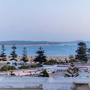 Giraffe Hostel-sea View Rooftop As-Suwajra